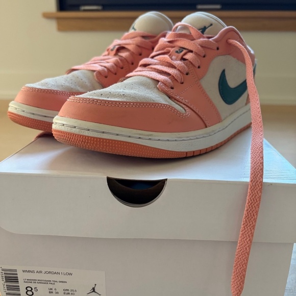 Nike Air Jordan 1 Low Size 8.5 WMNS - Picture 9 of 12